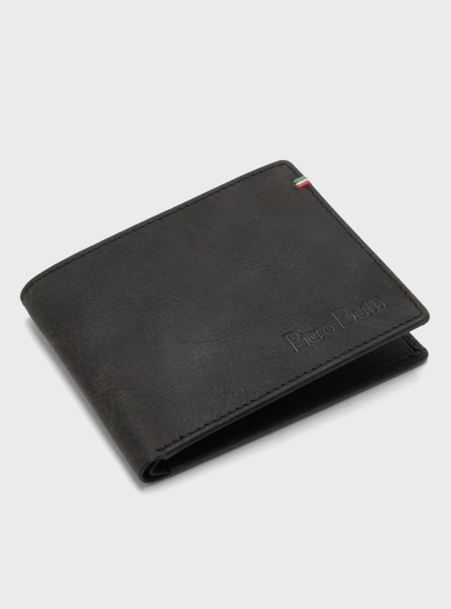 Billetera de cuero negro Piquadro vista frontal con solapa doblada sobre fondo gris Billetera de cuero negro Piquadro vista frontal con solapa doblada sobre fondo gris