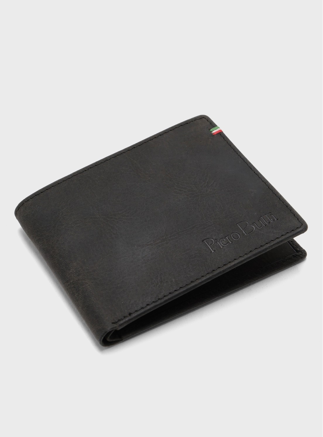 Billetera de cuero negro Piquadro vista frontal con solapa doblada sobre fondo gris Billetera de cuero negro Piquadro vista frontal con solapa doblada sobre fondo gris